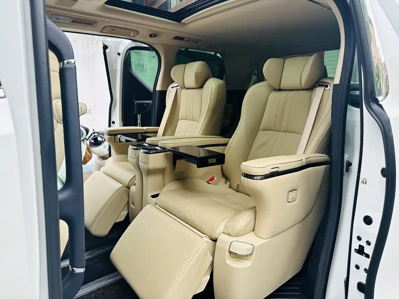 Toyota Alphard 2021 Hybrid 2.5L Ultimate фото 9