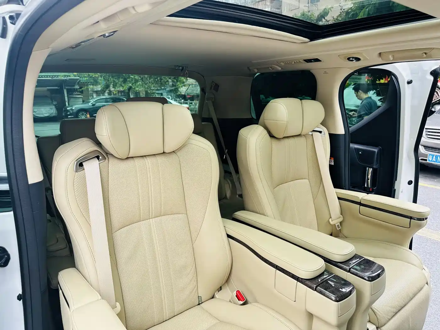Toyota Alphard 2021 Hybrid 2.5L Ultimate фото 12