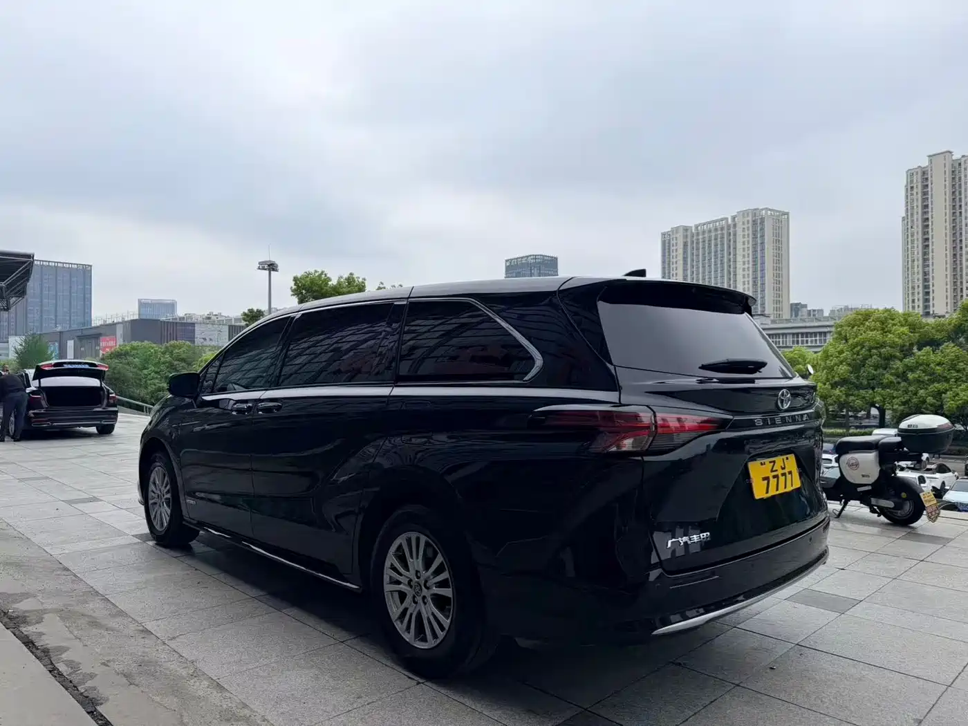 Toyota Sienna 2021 2.5L Hybrid Premium Edition фото 4