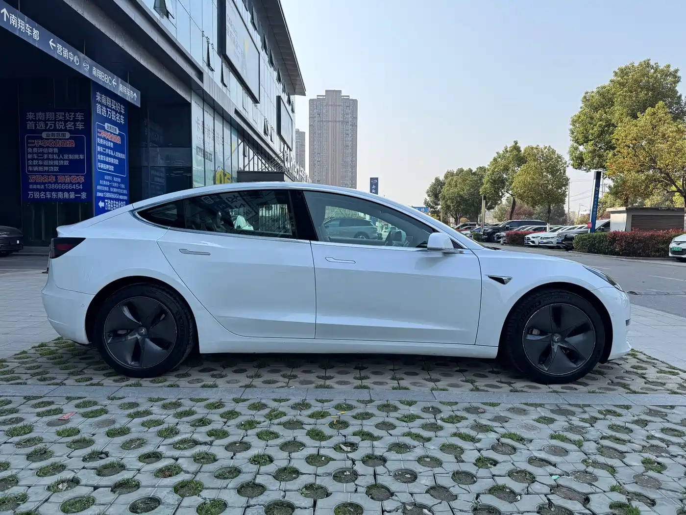 TESLA MODEL 3