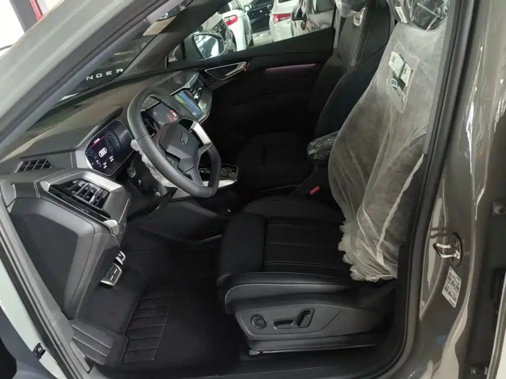 Photo 15 - Audi Q4 e-tron
