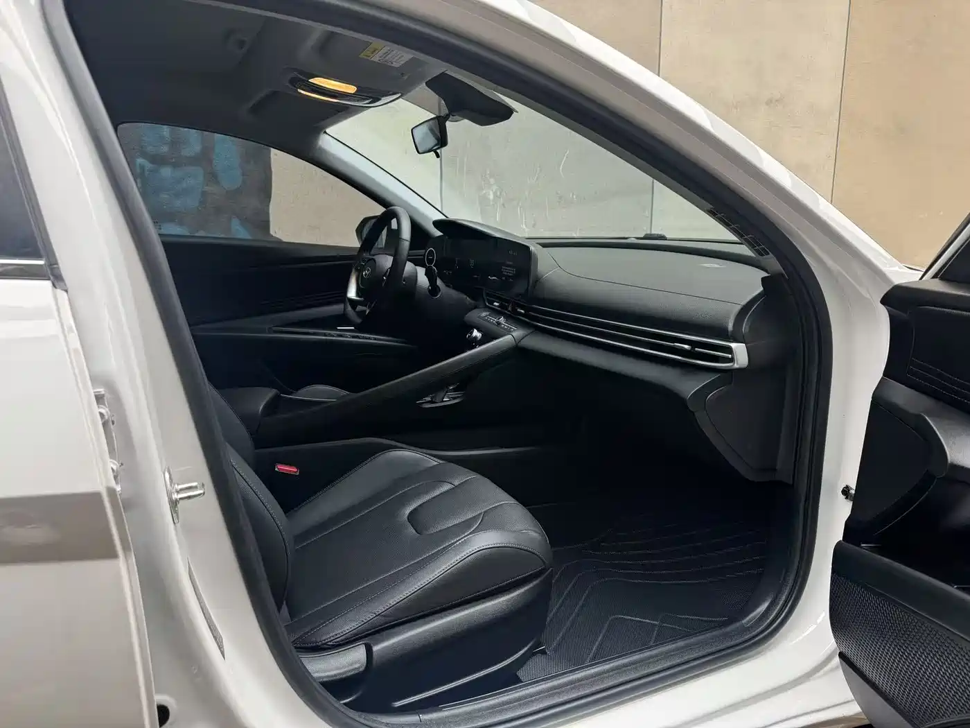 Hyundai Elantra 2023 Model 1.5L CVT LUX Premium Edition фото 8