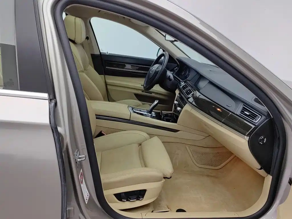 Фото 23 - BMW 7 Series