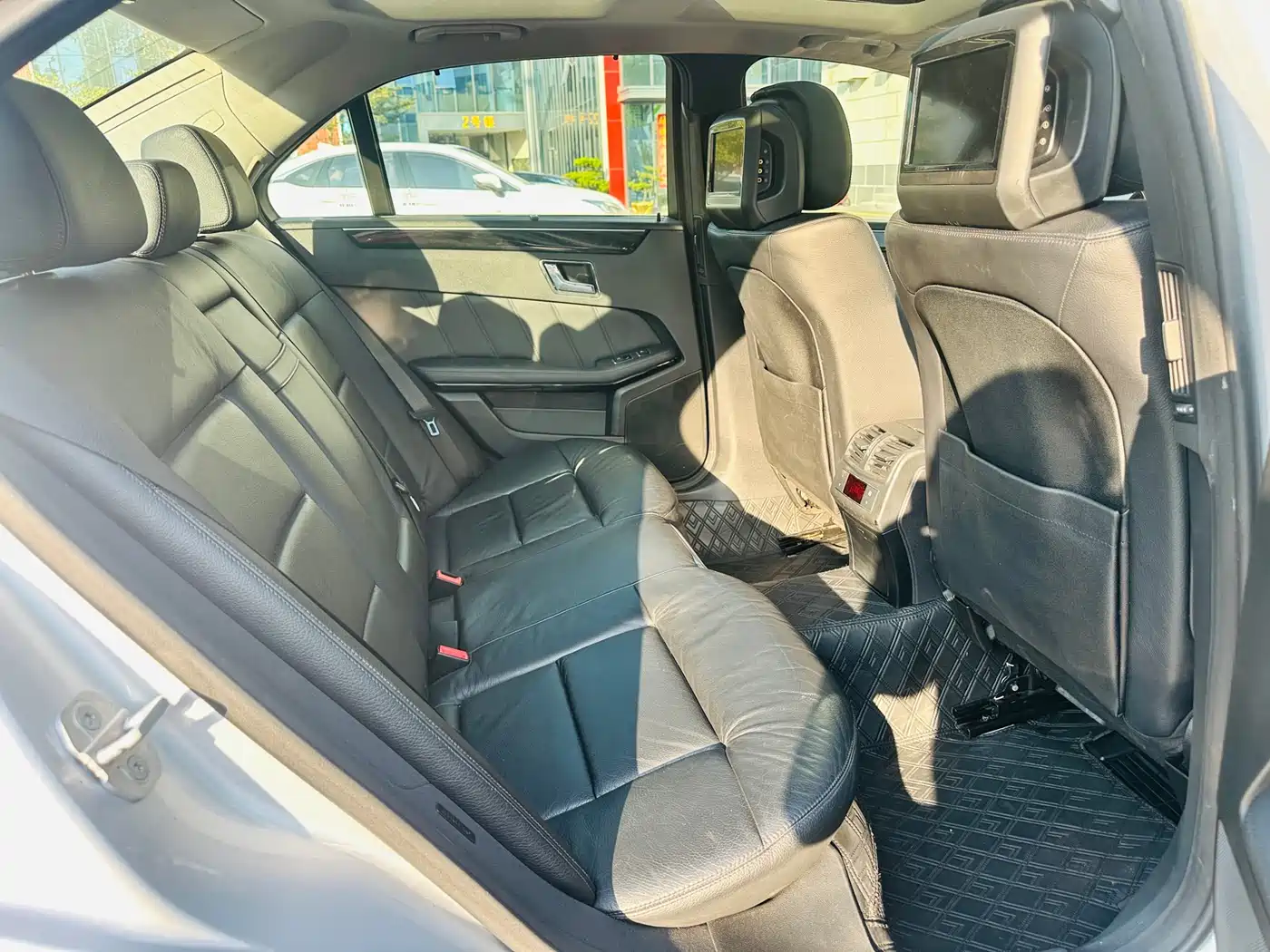 Mercedes-Benz E-Class 2010 E 300 L Fashion фото 17