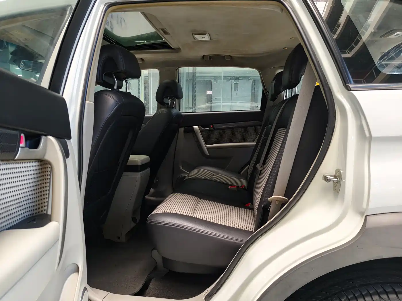 Chevrolet Captiva 2013 2012 Model 2.4L 2WD Urban Edition 5-Seater