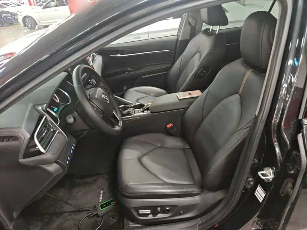 Фото 15 - Toyota Camry