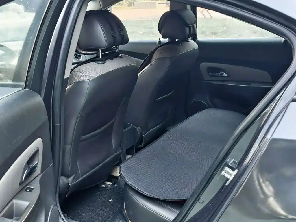 Photo 9 - Chevrolet Cruze