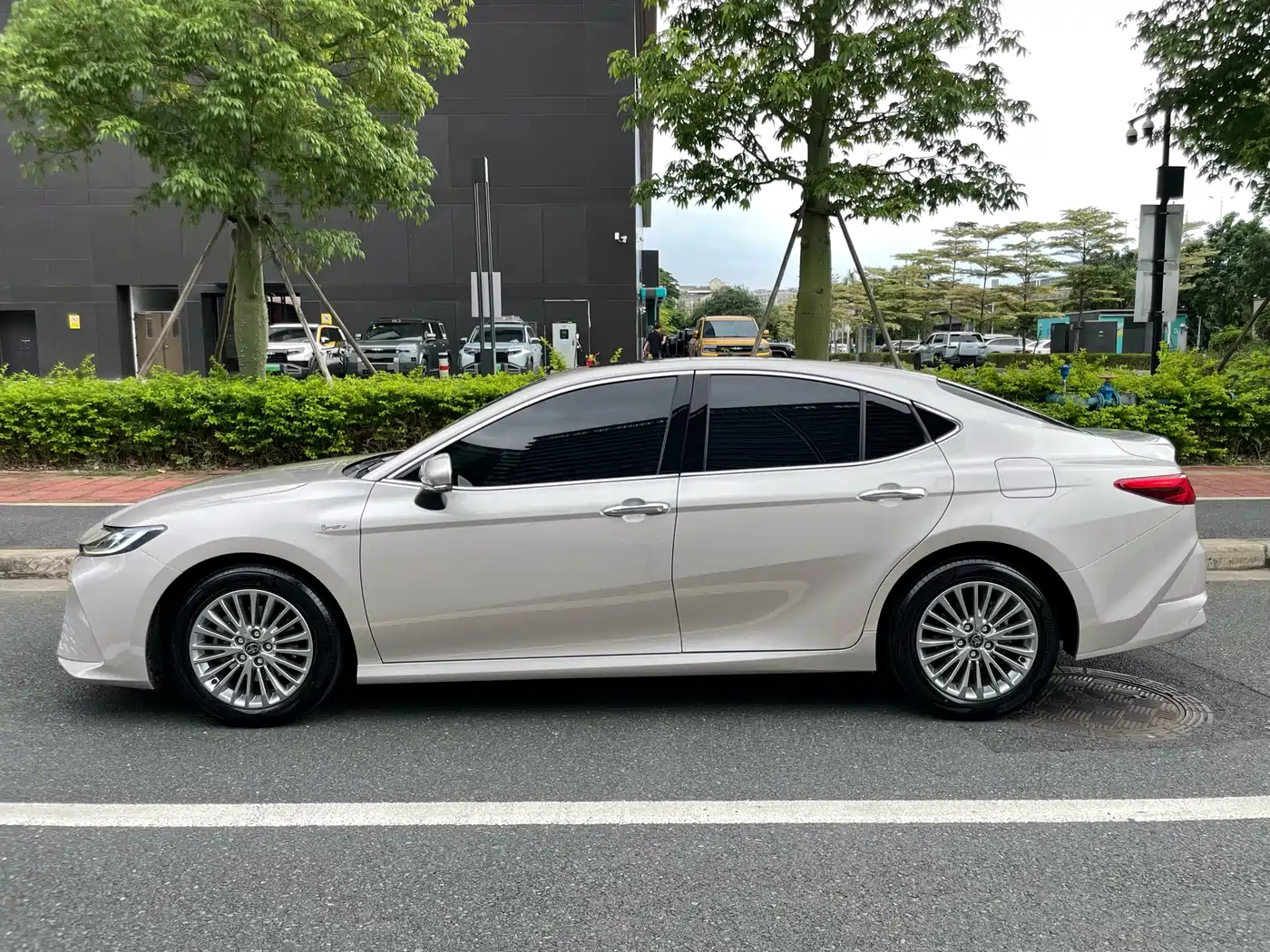 Toyota Camry 2024 Hybrid 2.0HGVP Luxury Edition фото 7