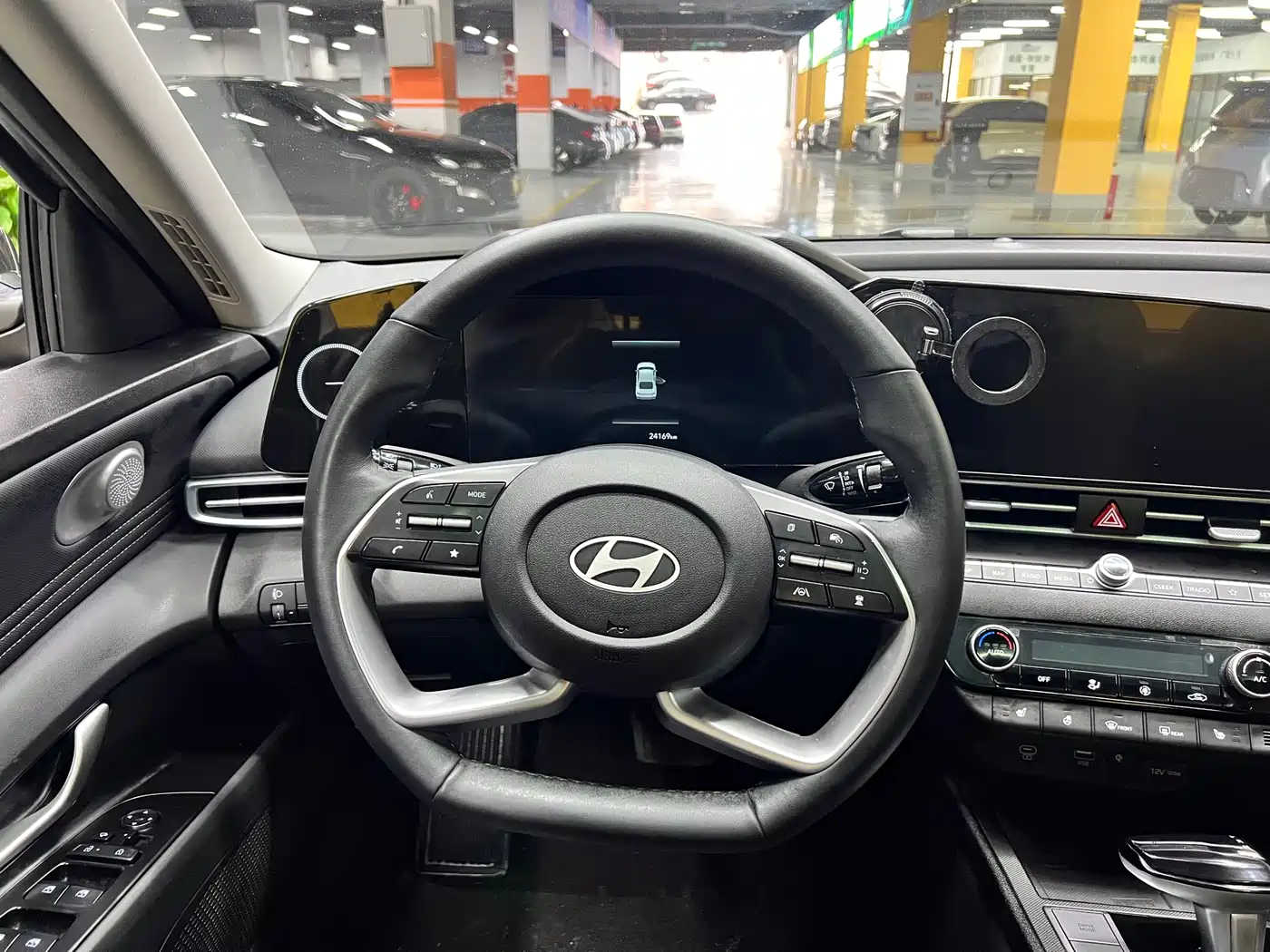 Hyundai Elantra 2023 Model 1.5L CVT LUX Premium Edition фото 13