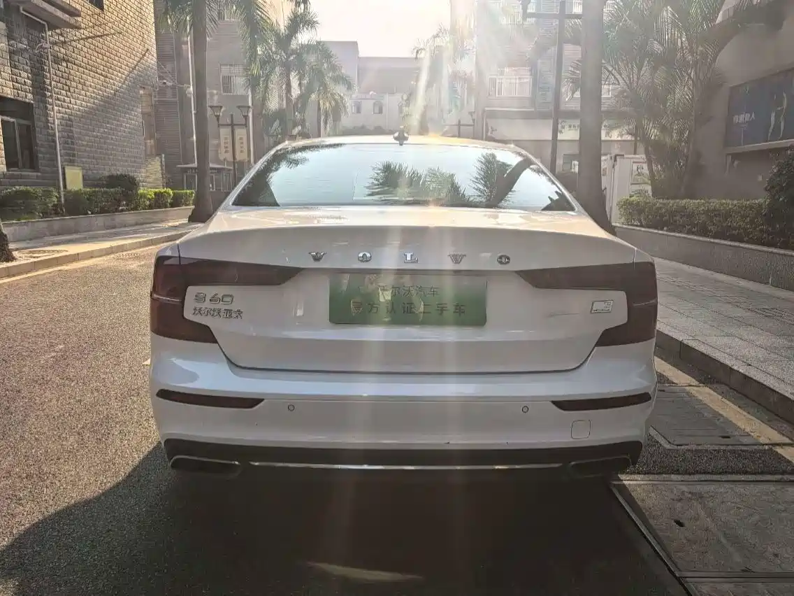 Volvo S60 Plug-in Hybrid 2021 2022 T8 E-AWD Hybrid Intelligent Luxury Edition