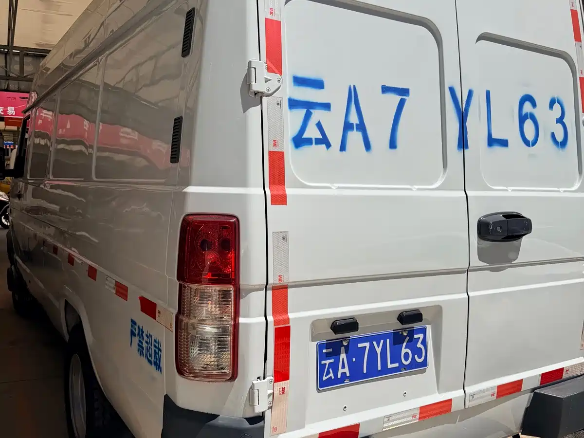 Iveco Daily 2021 2020 Model 2.8T V40 Van Dual-Tire Medium Roof 3 Seats China V
