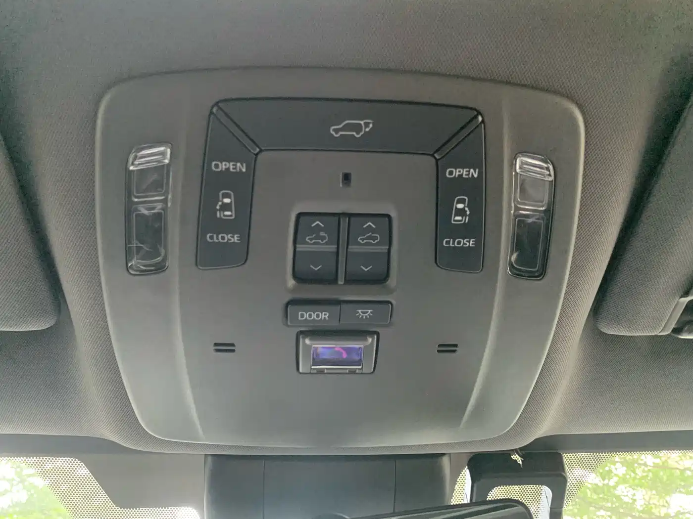 Toyota Sienna 2023 2.5L Hybrid Premium Edition фото 30