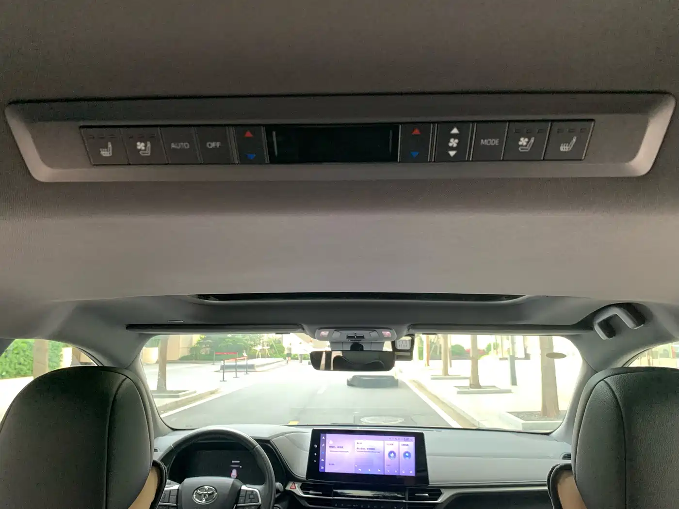 Toyota Sienna 2023 2.5L Hybrid Premium Edition фото 29
