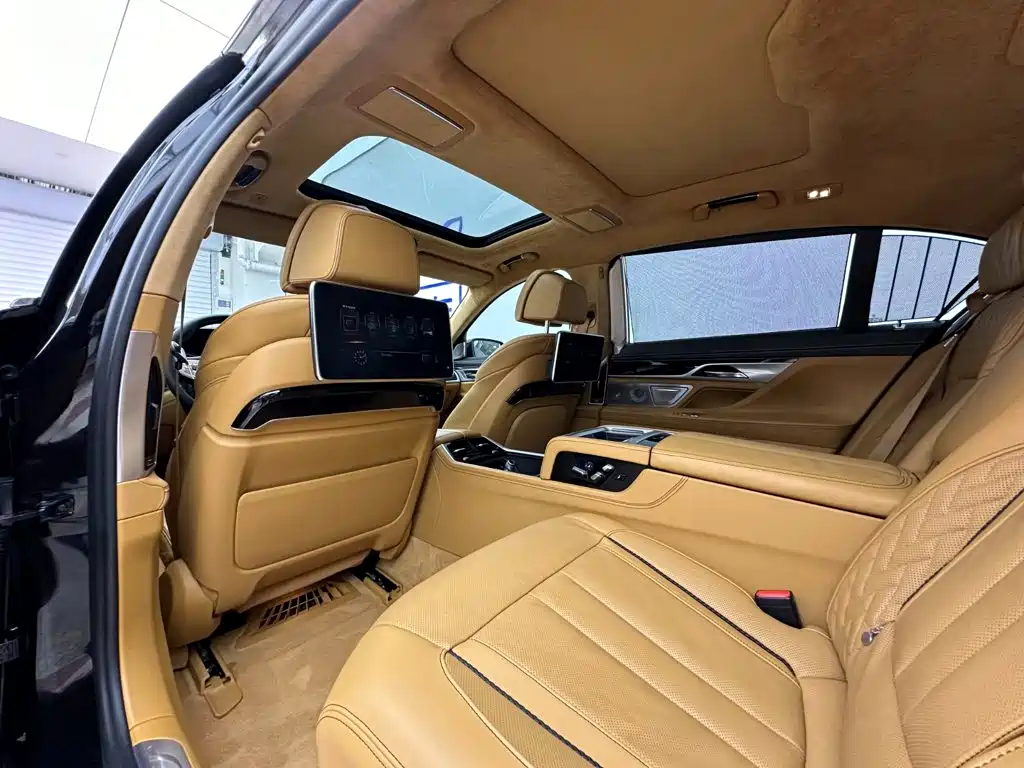 Фото 29 - BMW 7 Series