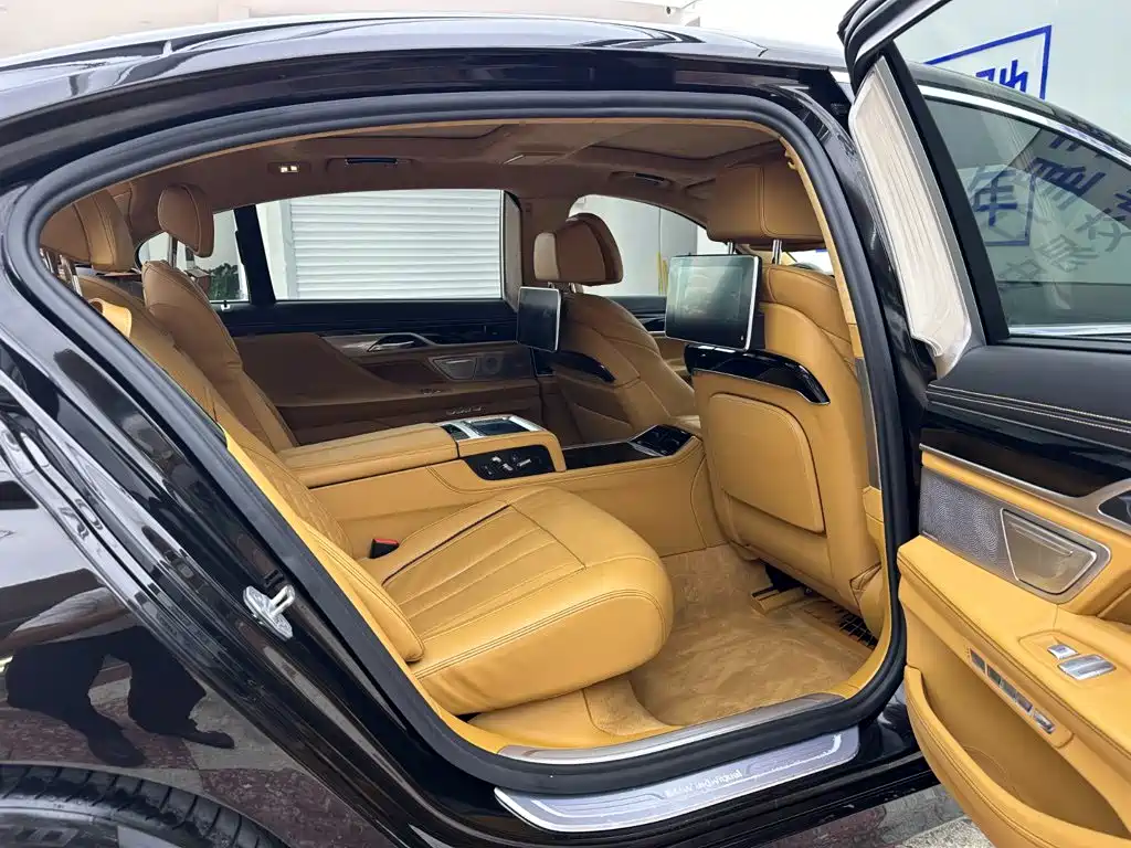 Фото 37 - BMW 7 Series