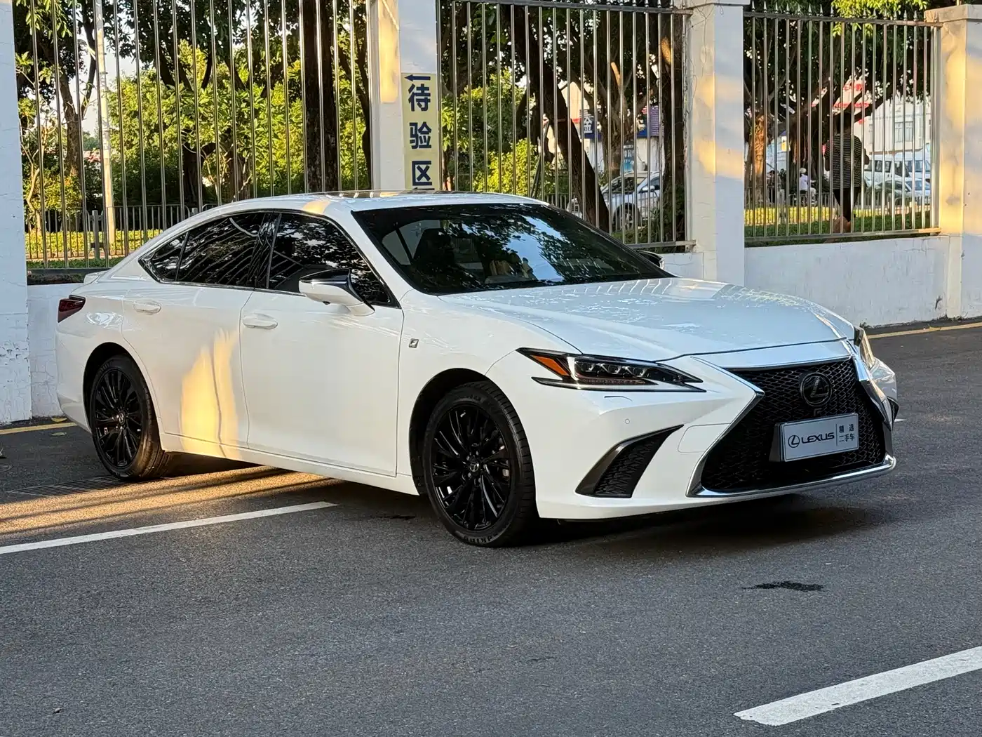Фото 3 - Lexus ES