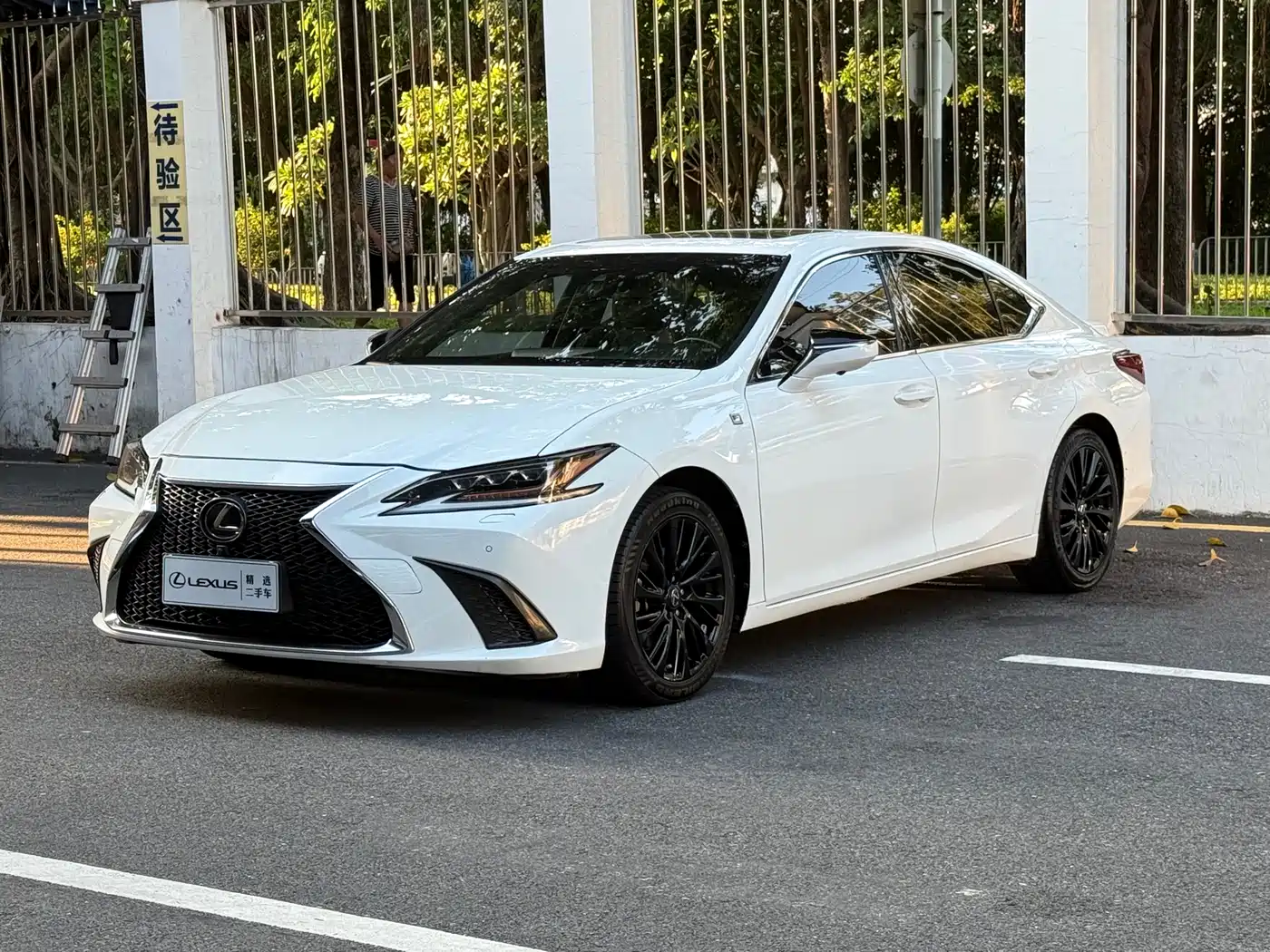 Фото 2 - Lexus ES