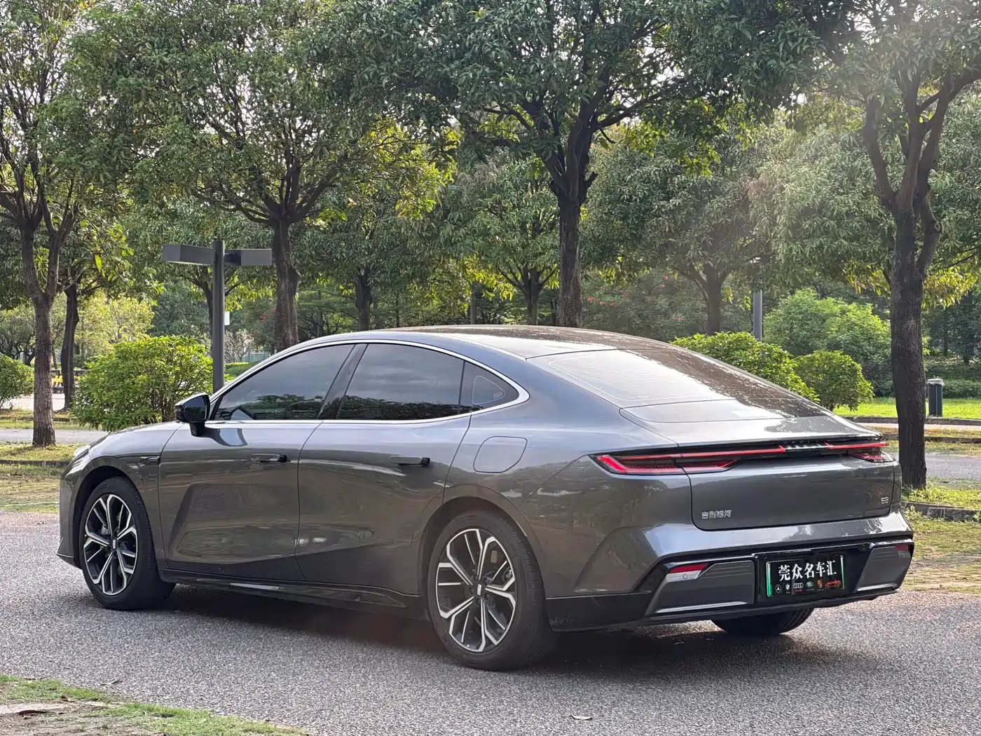 Geely Galaxy Galaxy E8 2026 2025 Model 610km Premium Edition