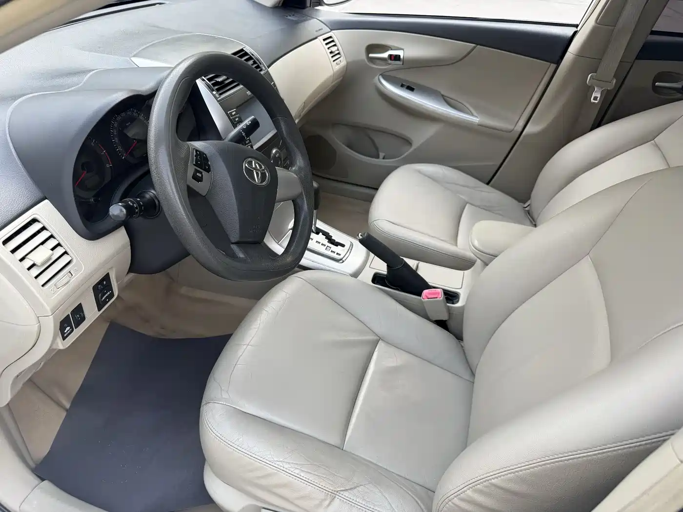 Toyota Corolla 2013 Special Edition 1.6L Auto Ultimate Cool GL фото 5
