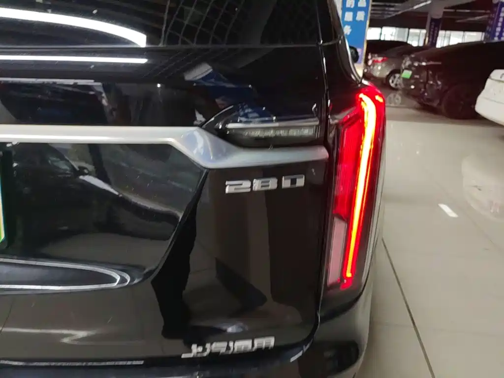 Photo 8 - Cadillac XT6