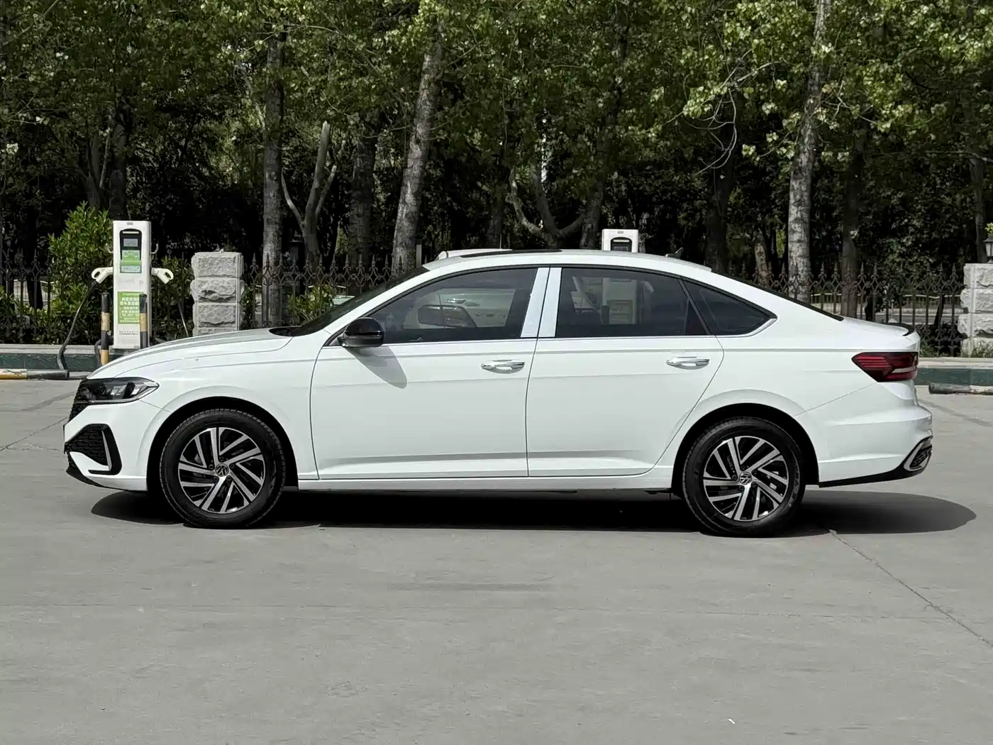 Volkswagen Lavida 2024 Model 300TSI DSG Starlight Leading Edition фото 3