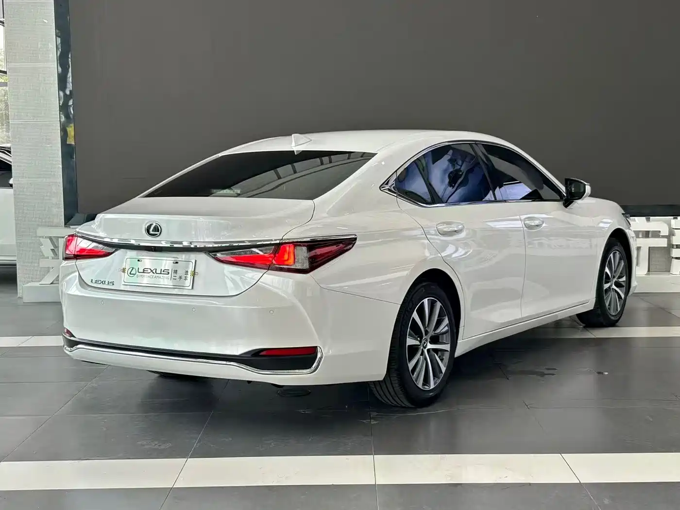 Фото 4 - Lexus ES