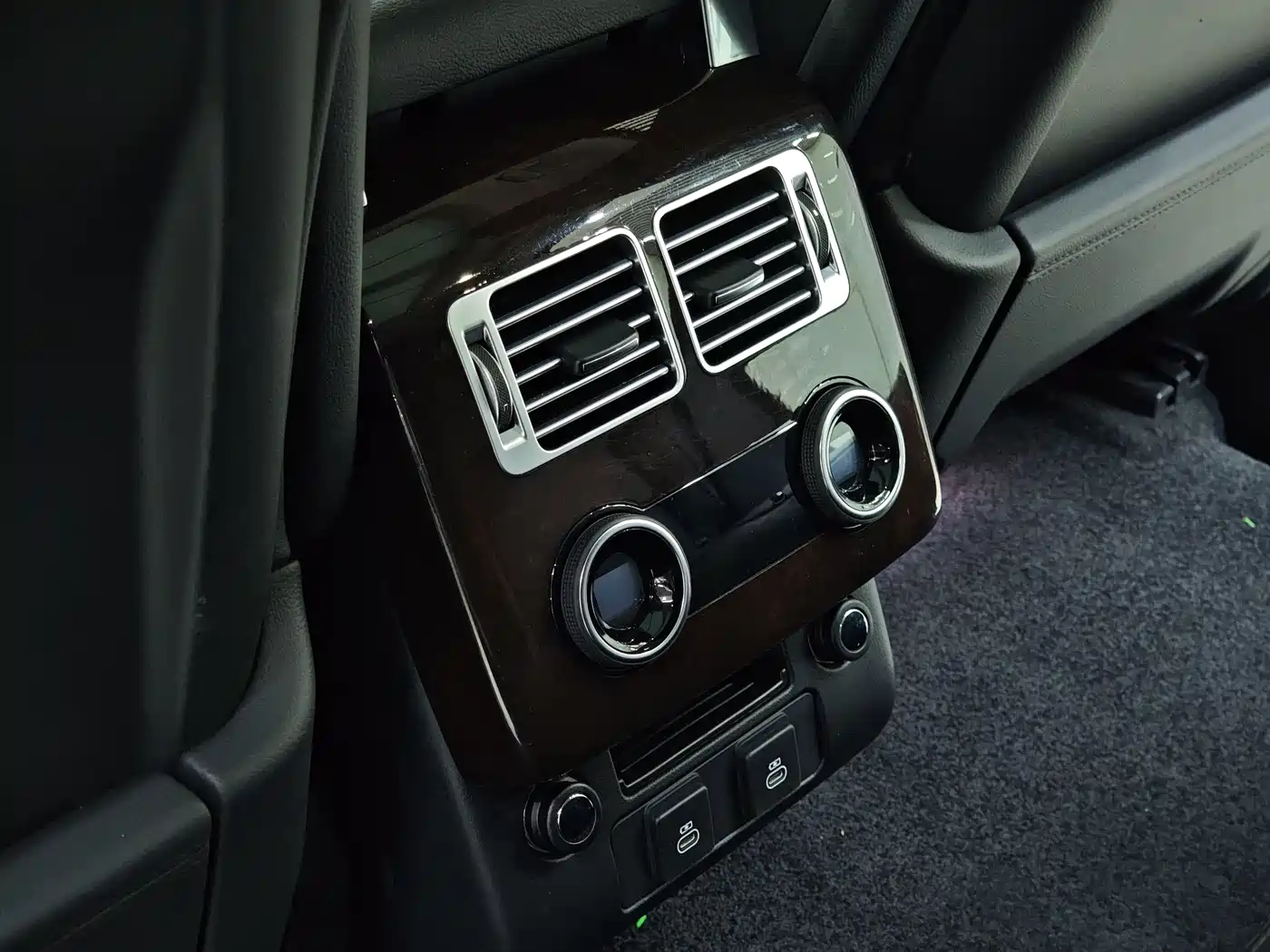 Land Rover Range Rover 2021 3.0 L6 Golden Age Edition фото 18