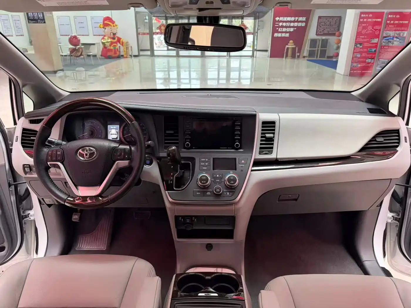 Toyota Sienna 2015 3.5L 2WD LE фото 10