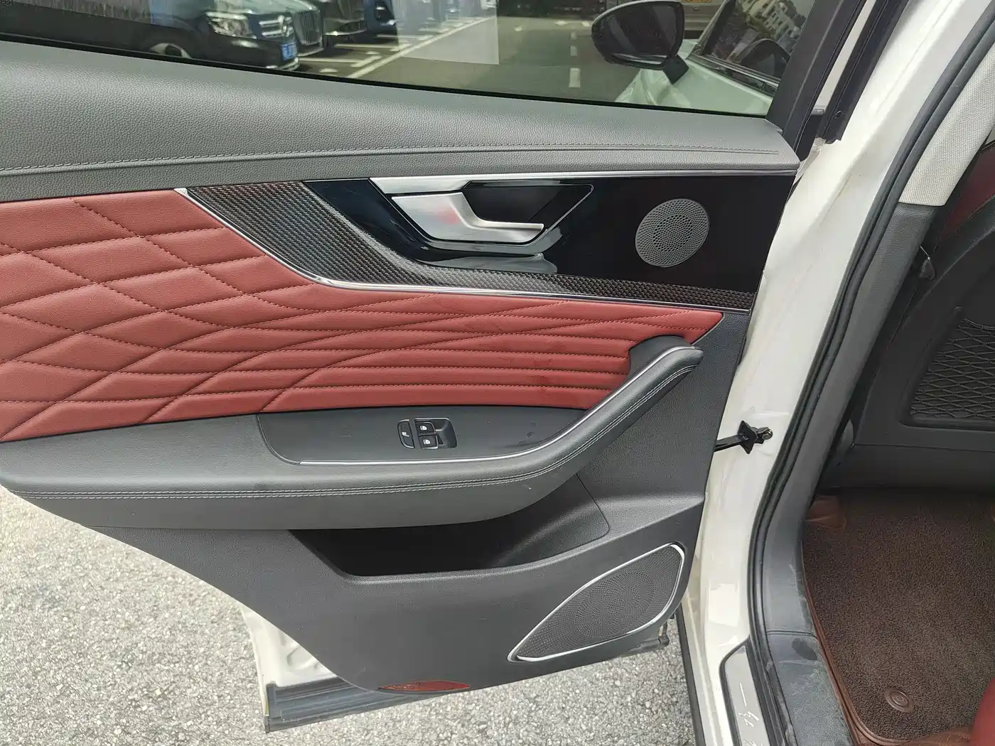 Фото 21 - Hongqi HS5