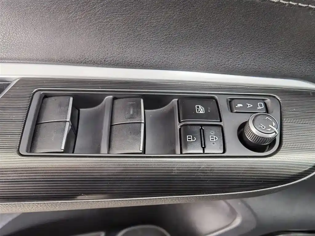 Toyota Lingfang HARRIER 2022 Hybrid 2.5L CVT 2WD Luxury Edition фото 9