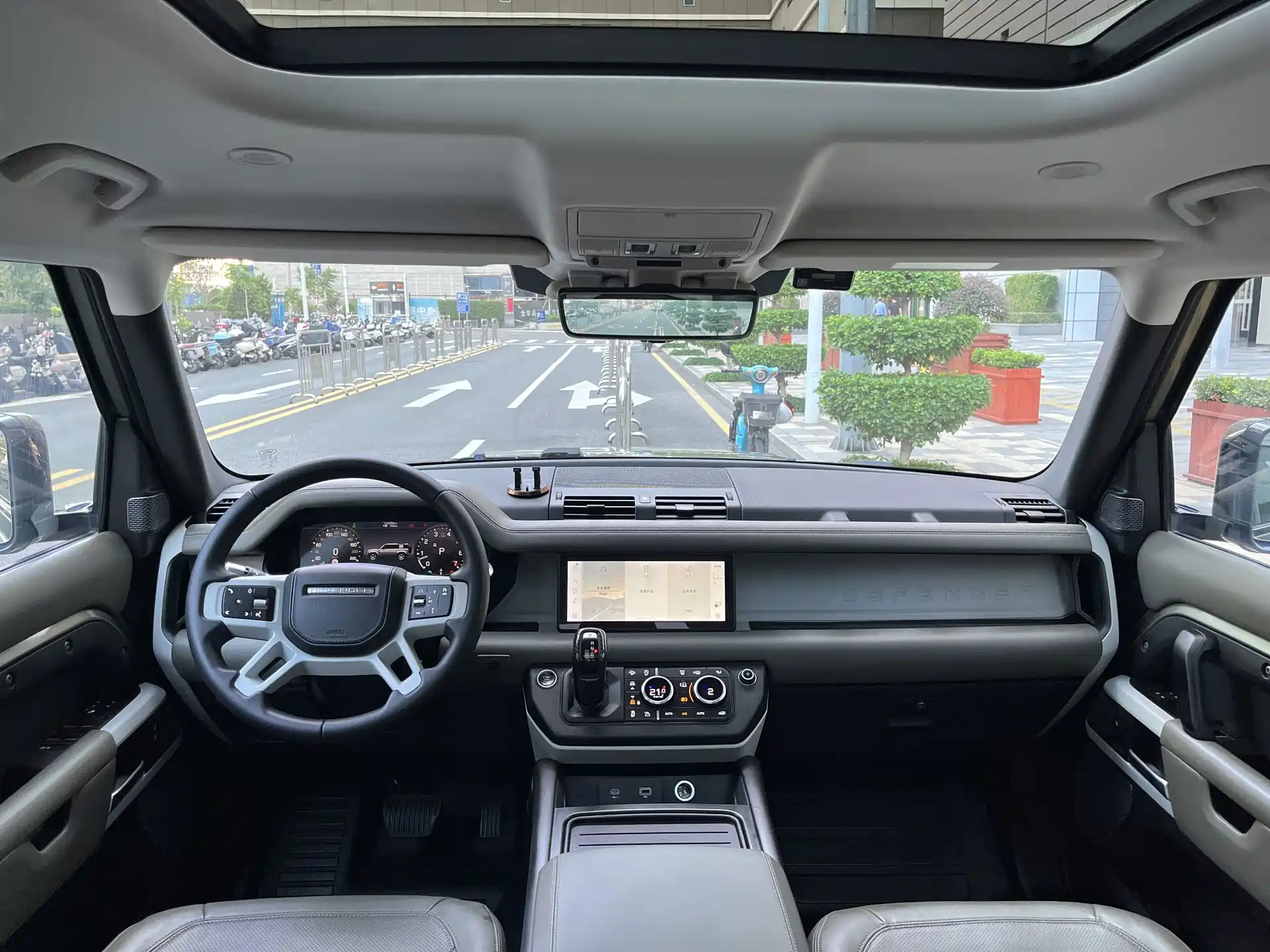 Photo 12 - Land Rover Defender