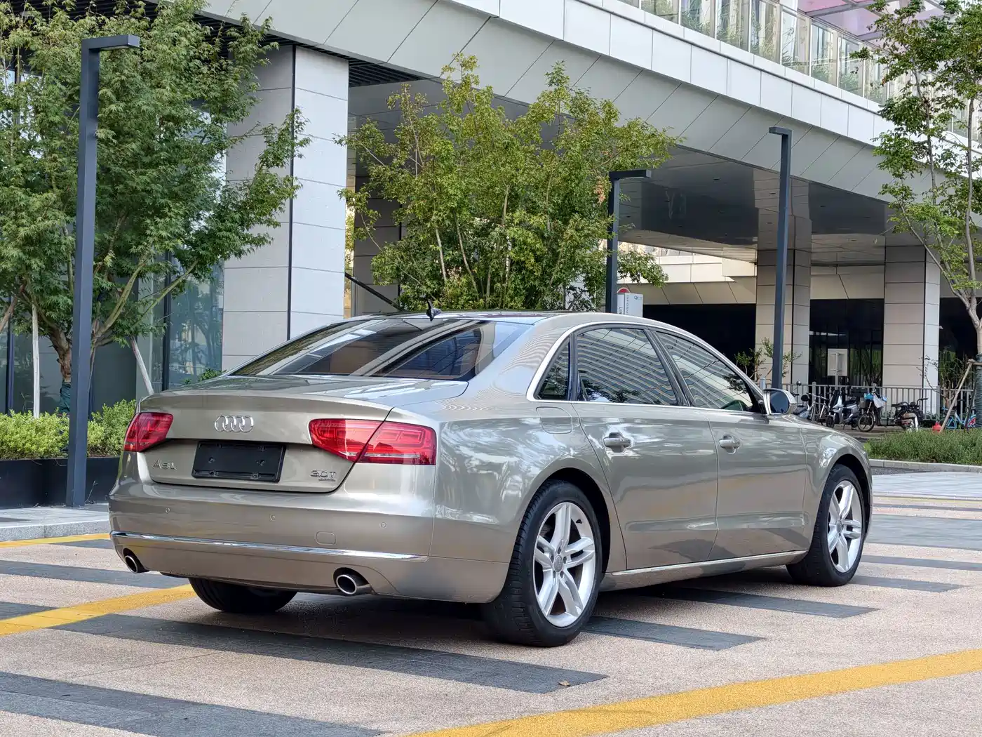 Фото 4 - Audi A8