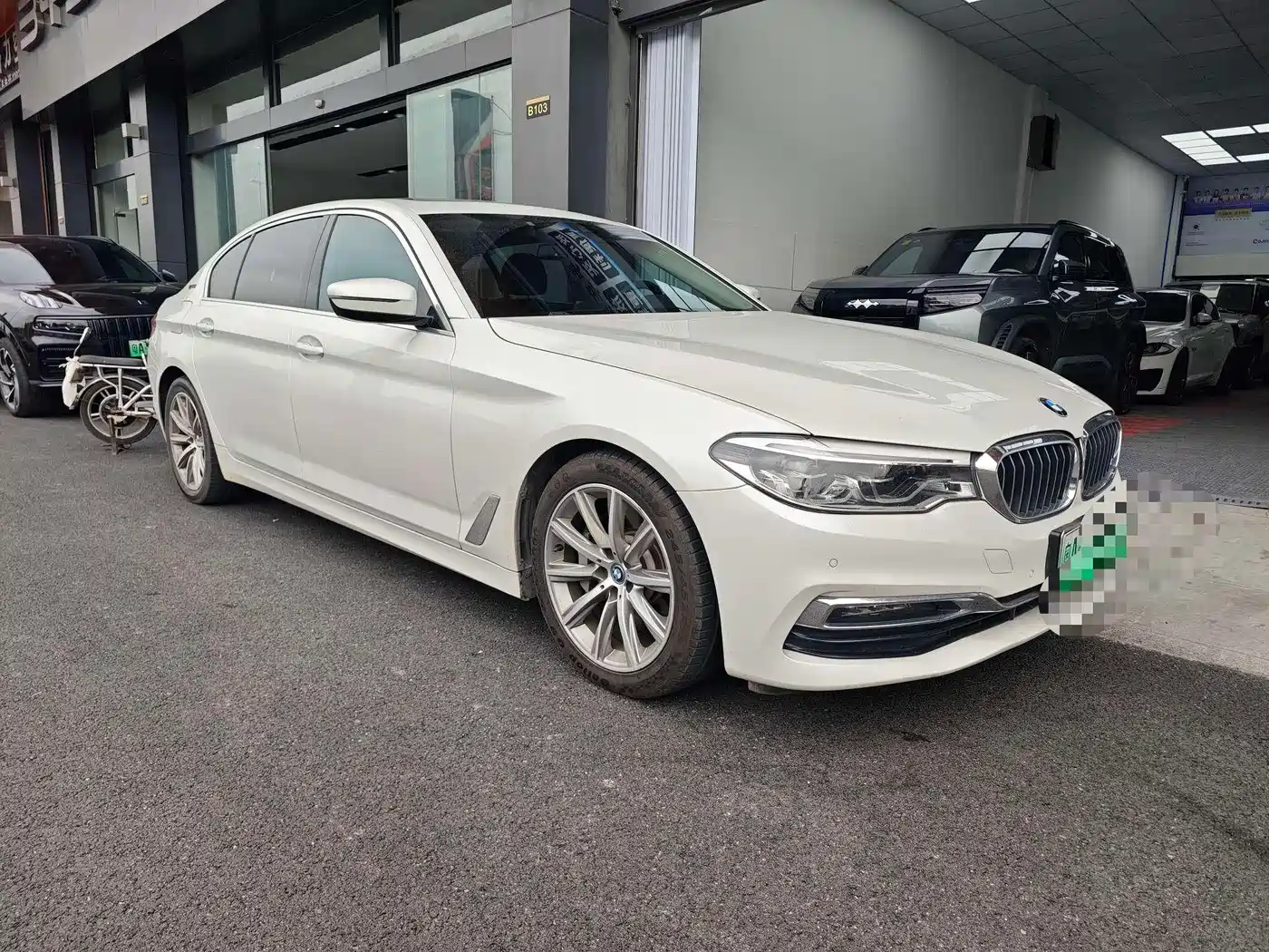 BMW 5 Series New Energy 2019 530Le Luxury Package фото 2