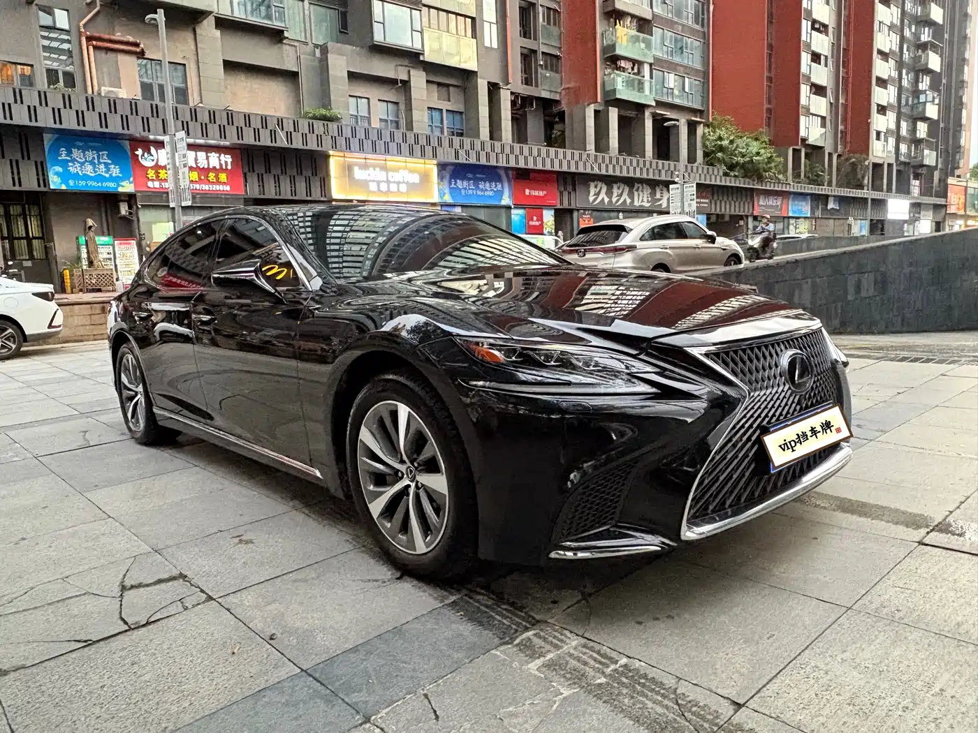 Фото 3 - Lexus LS