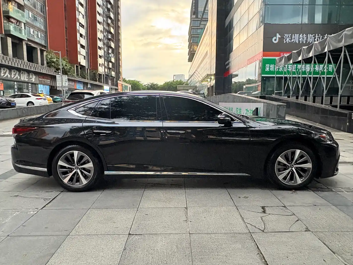 Фото 10 - Lexus LS
