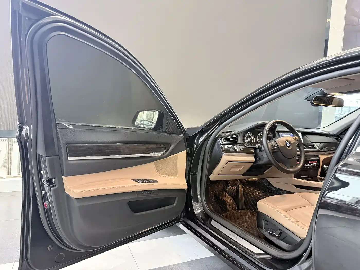 BMW 7 Series 2009 Model 740Li Leading Edition фото 7