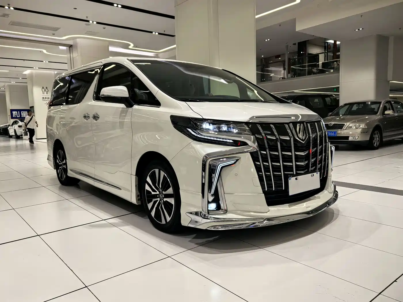 Toyota Alphard 2019 Hybrid 2.5L Premium Edition фото 3