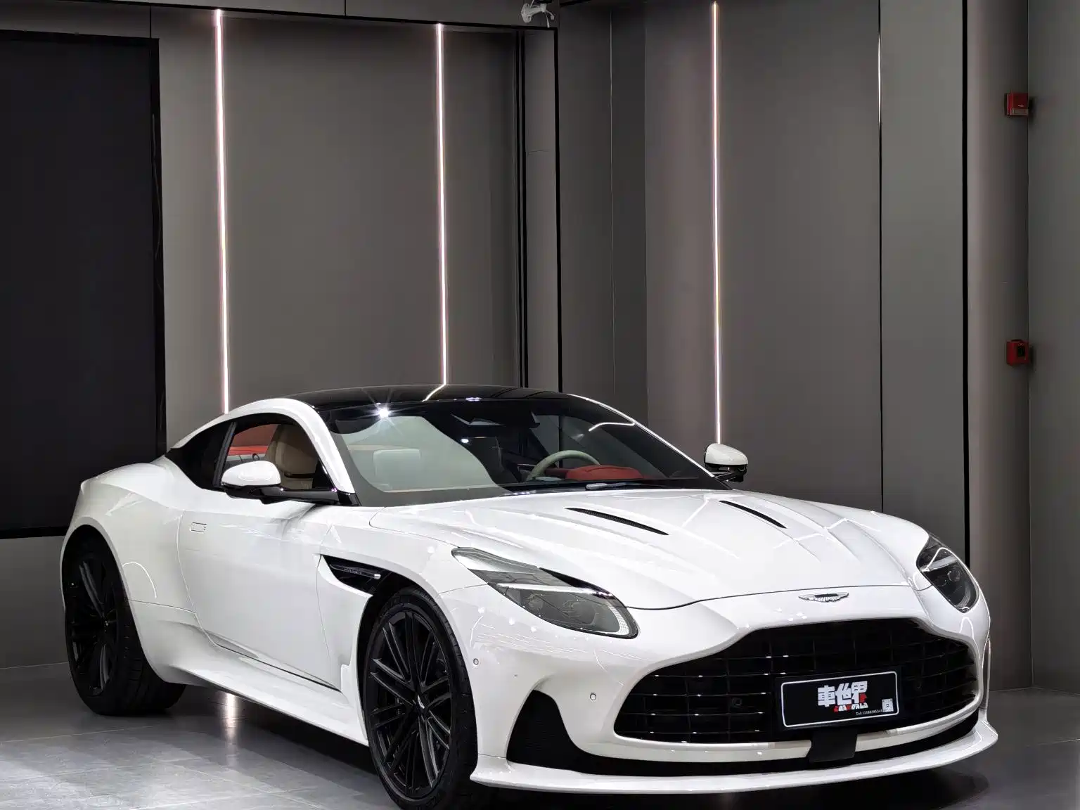 Фото 1 - Aston Martin DB12