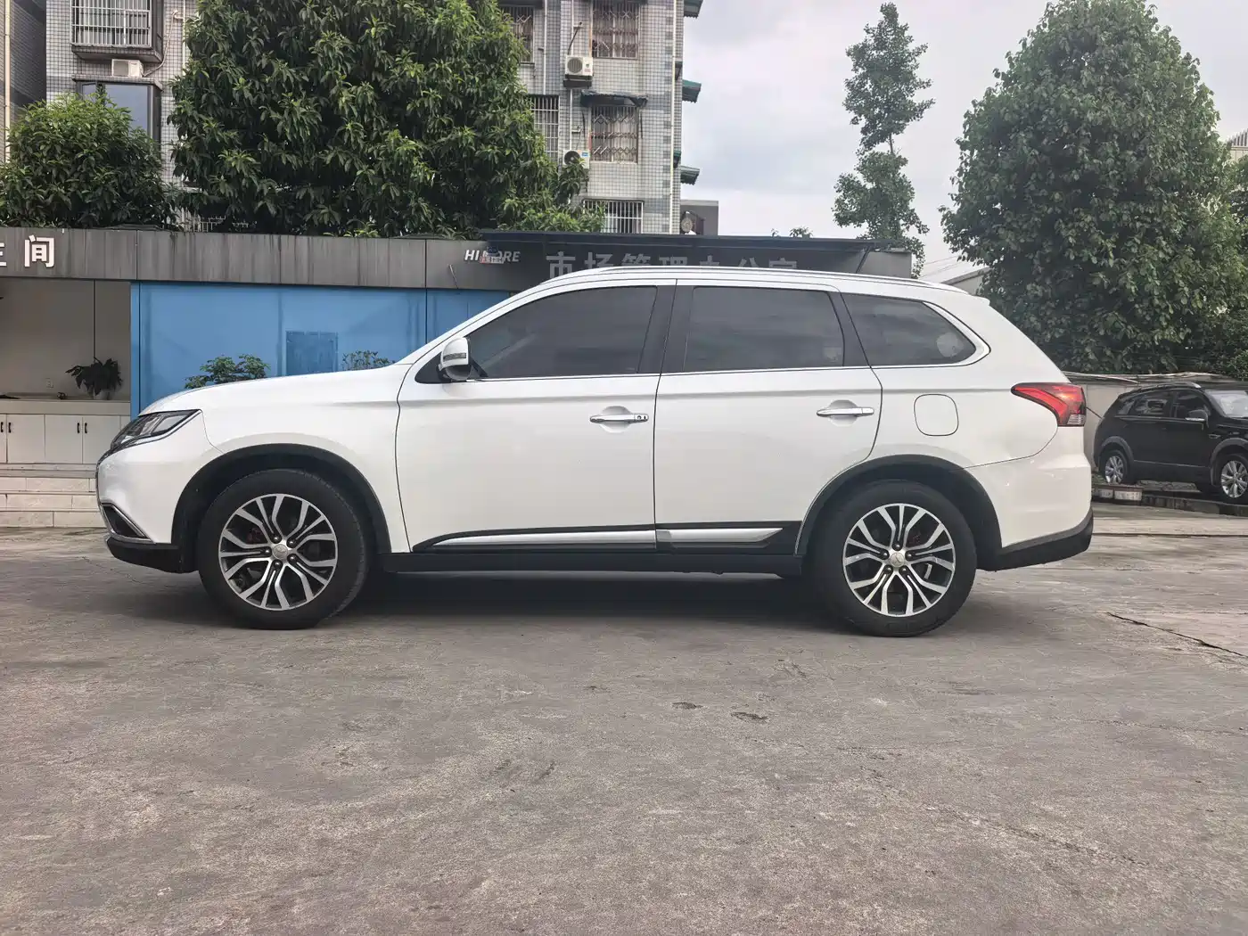 MITSUBISHI OUTLANDER