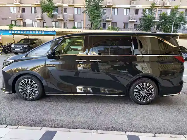 Lexus LM 2023 500h 6-Seater Prestige Edition — фото 2