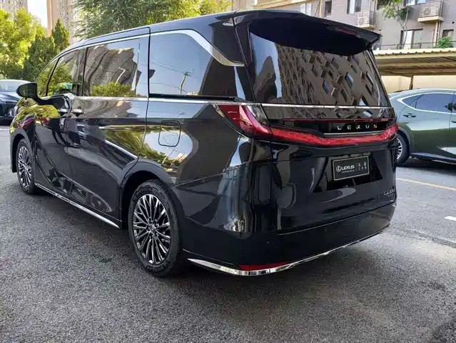 Lexus LM 2023 500h 6-Seater Prestige Edition — фото 3