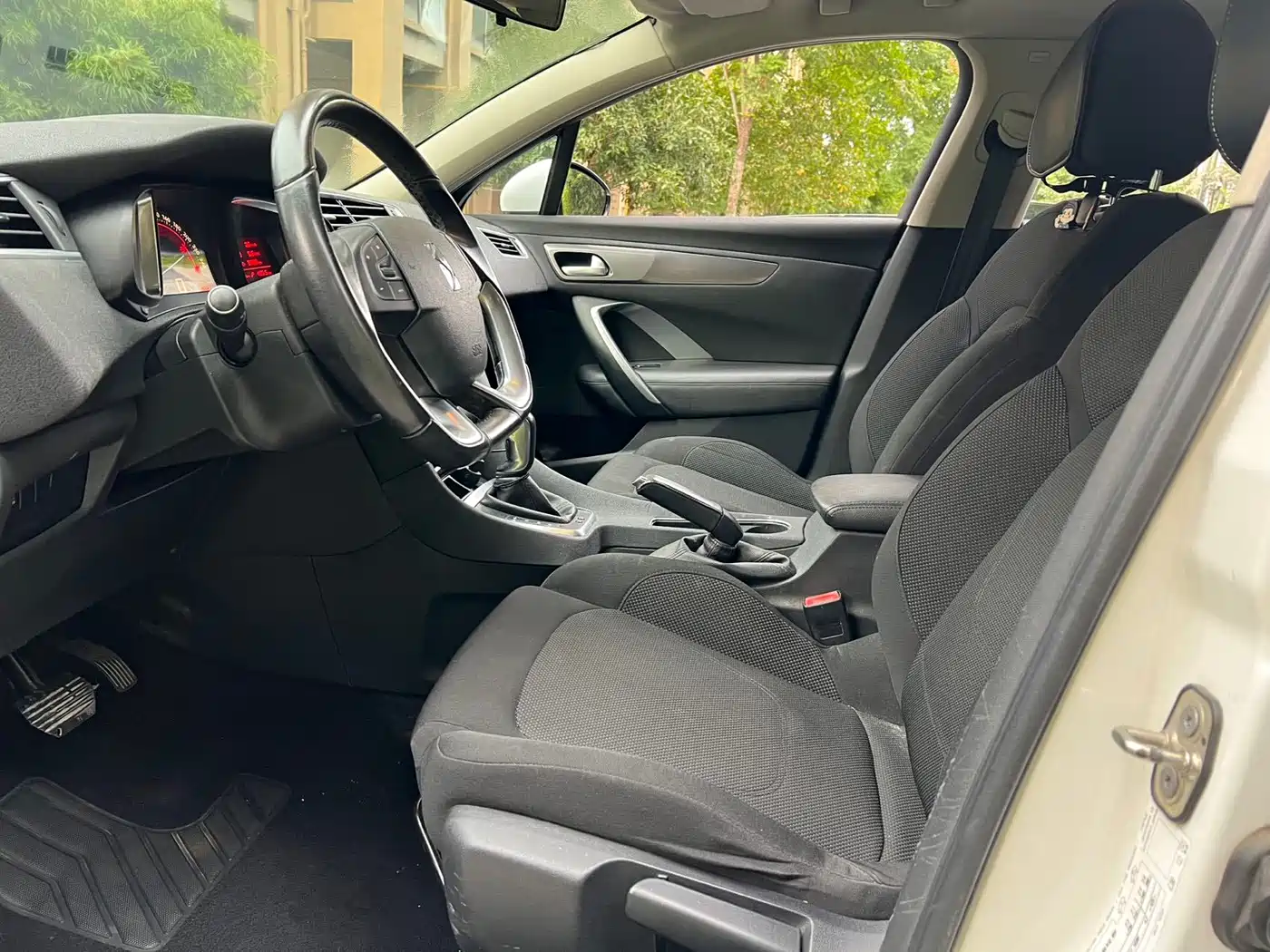 DS 5LS 2014 2014 1.8L Automatic Comfort VTi140