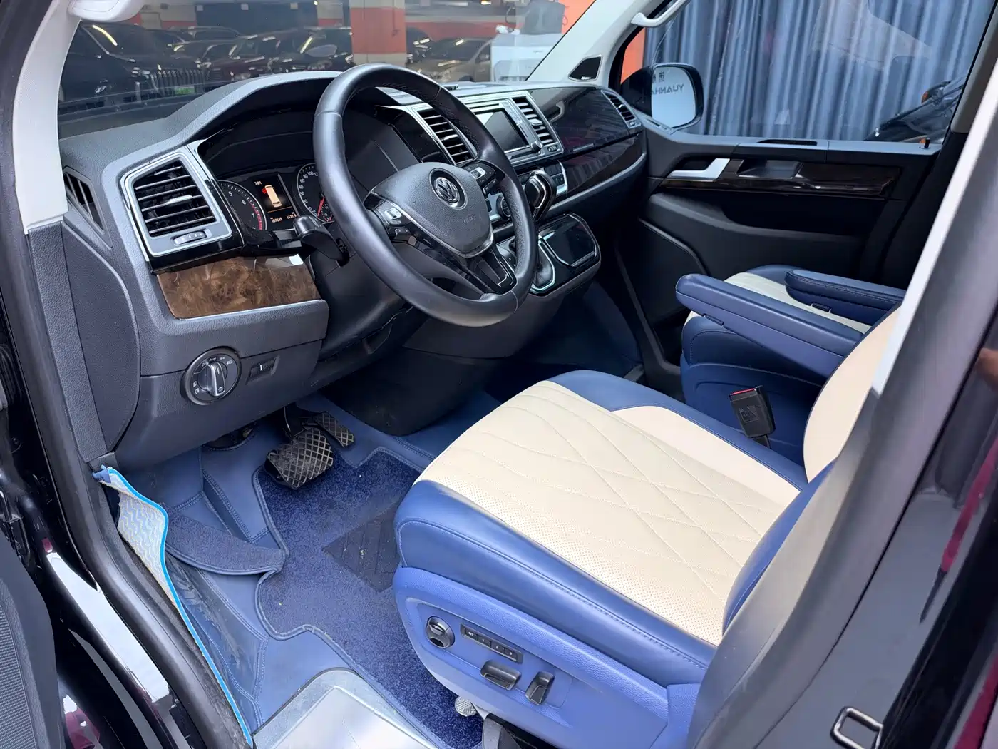 Volkswagen Multivan 2019 2019 2.0TSI 4WD Premium 7-seater