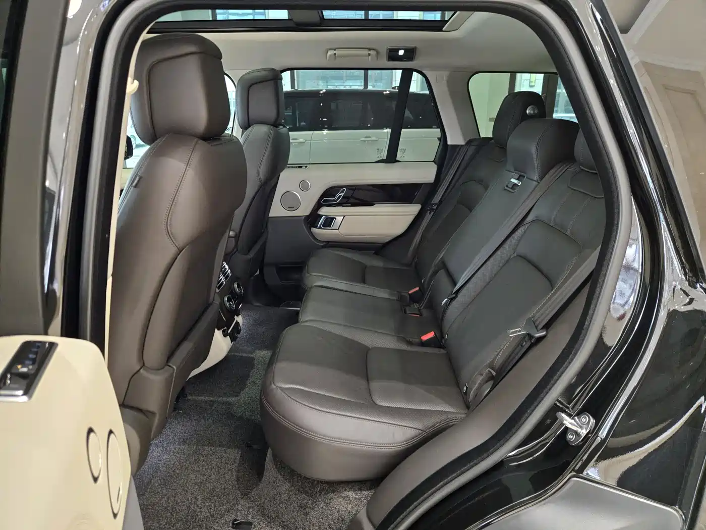 Land Rover Range Rover 2021 3.0 L6 Heritage Edition фото 12