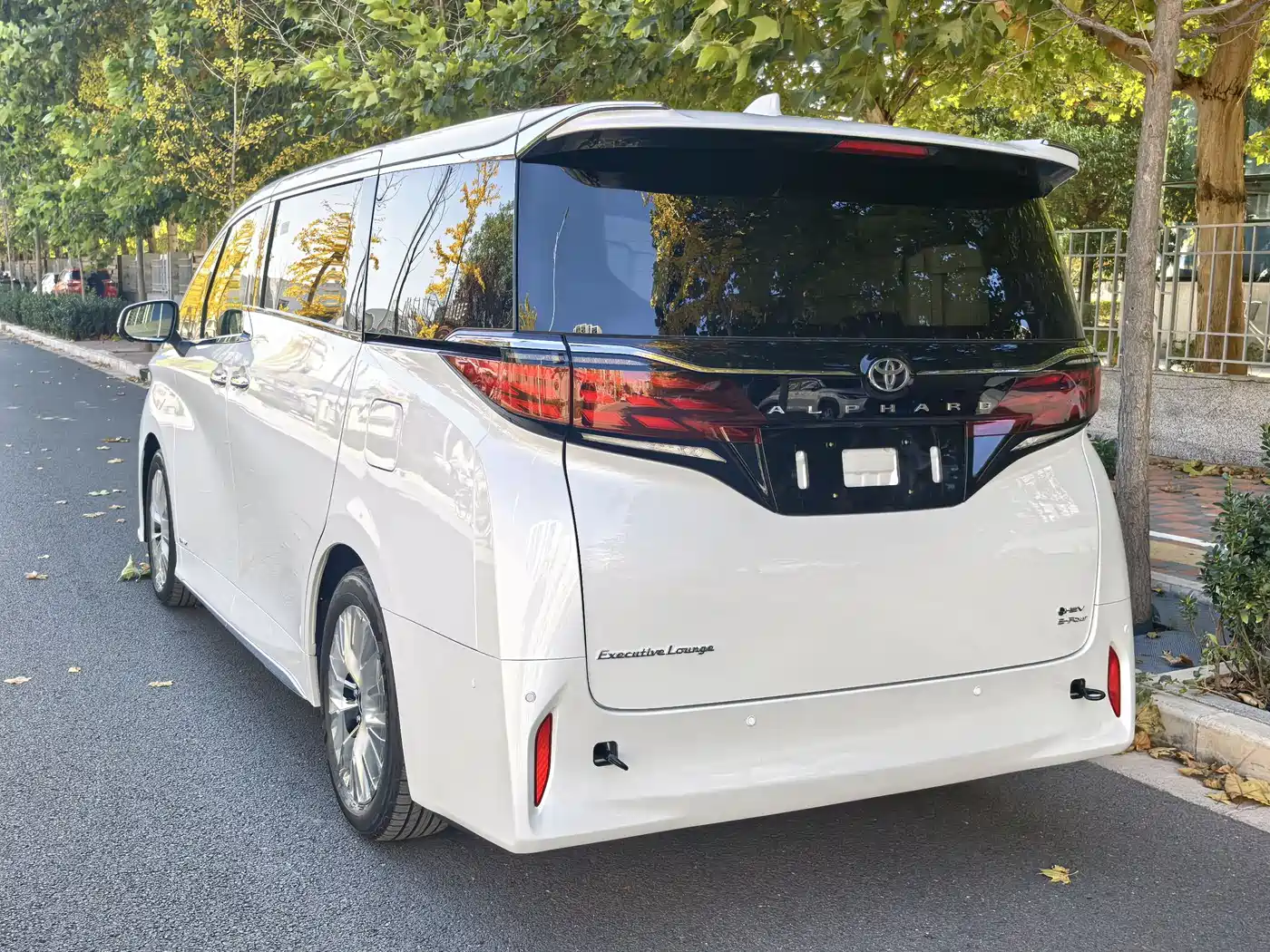 Toyota Alphard 2025 Hybrid 2.5L Ultimate Gold Edition фото 5