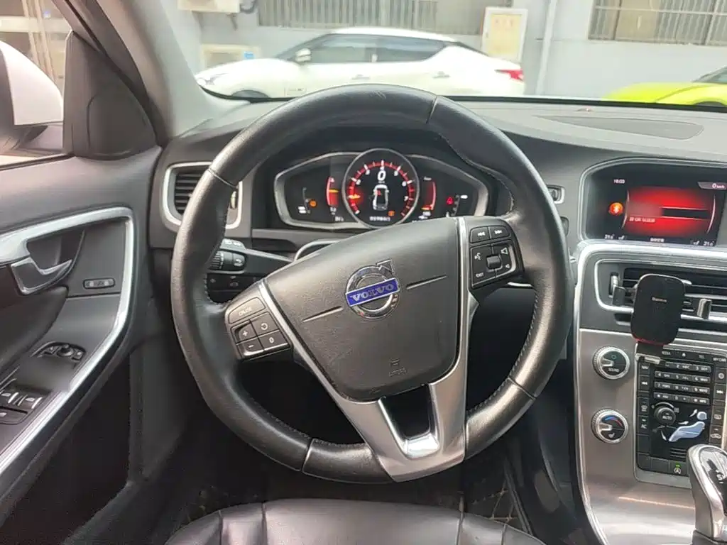 Фото 11 - Volvo S60