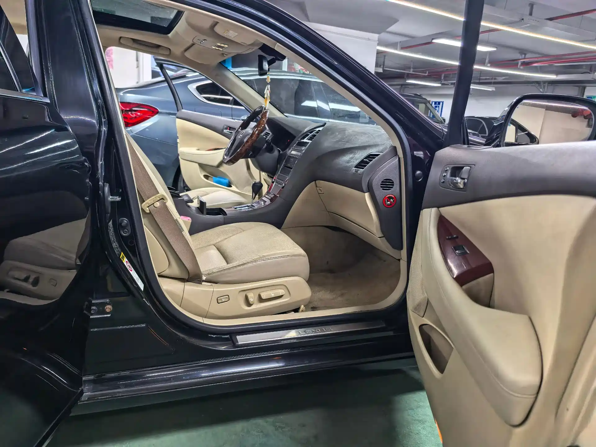 Фото 8 - Lexus ES
