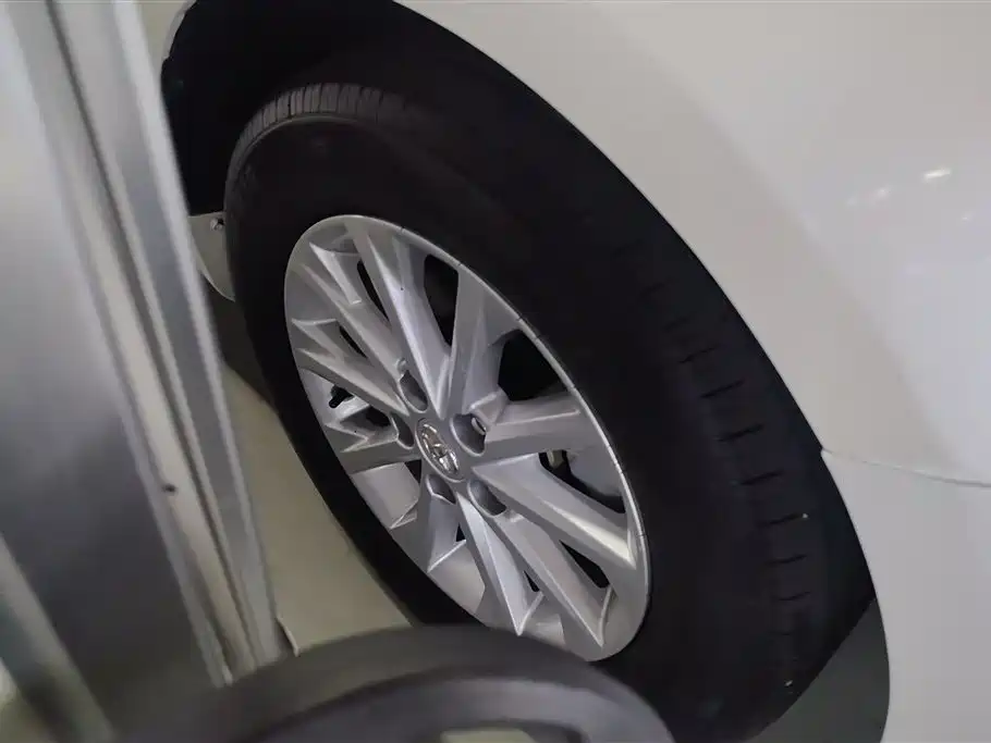 Toyota Camry 2015 2.0E Elite Edition фото 6