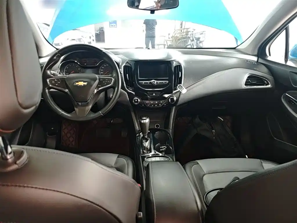 Chevrolet Cruze 2017 1.4T Hatchback DCT Leading Edge Edition фото 10