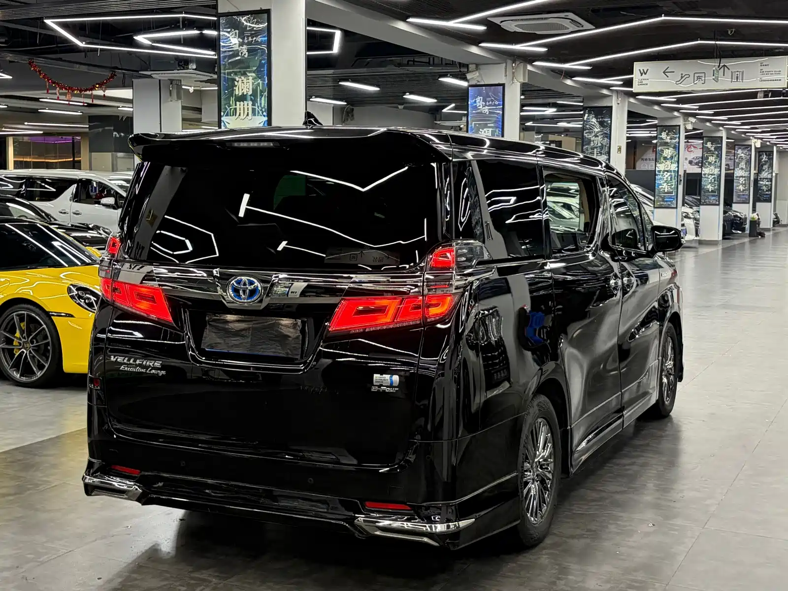 Фото 10 - Toyota Vellfire